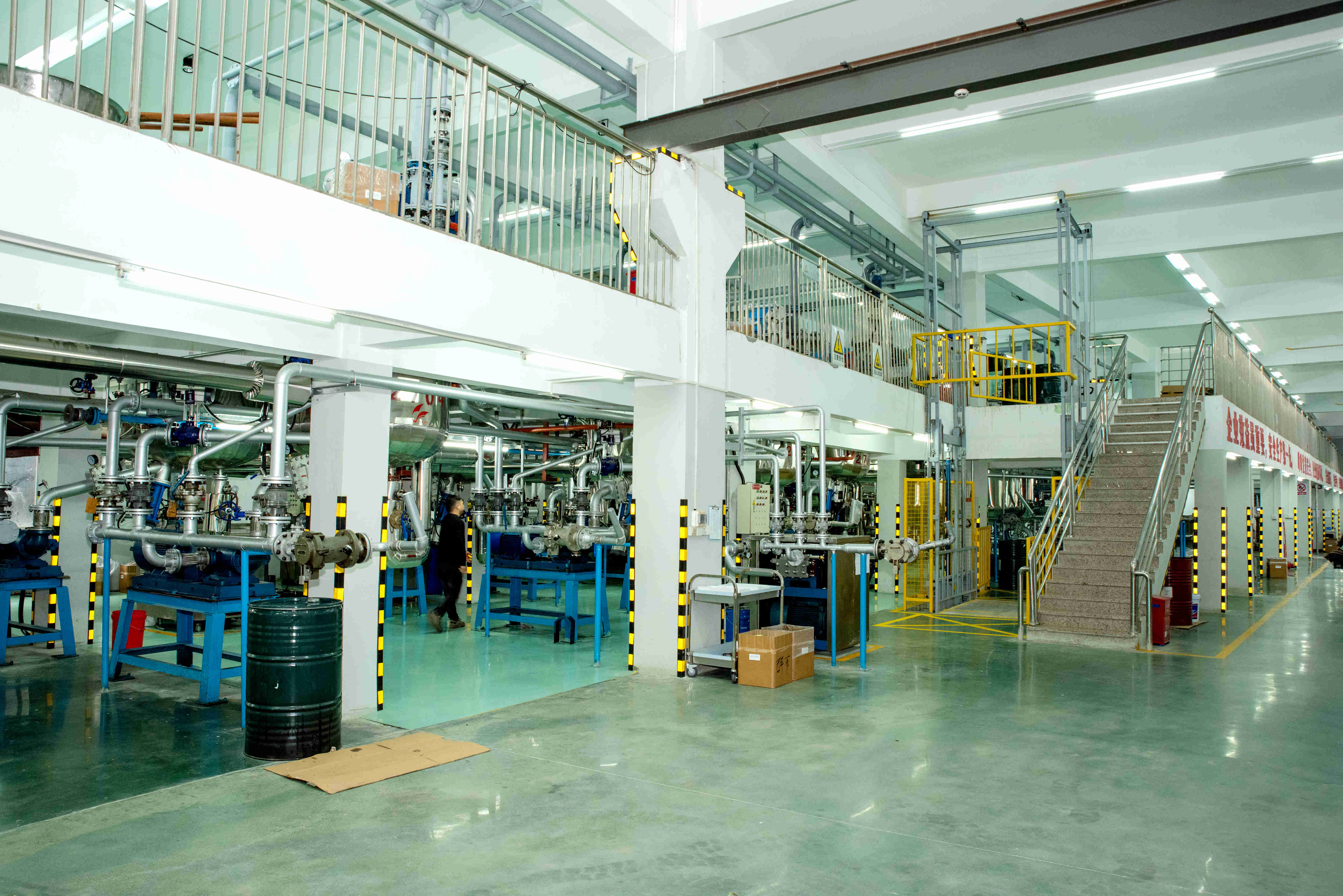 國內(nèi)外領先的全自動潤滑油脂生產(chǎn)設備